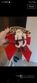 albero di natale verde scuro con addobbi e luc