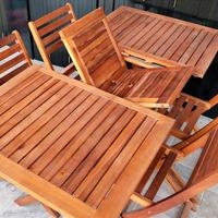 Tavolo e sedie in legno per esterno