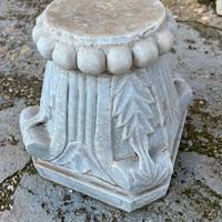 Coppia di capitelli in marmo