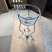 Porta catino a tre piedi con porta asciugamano