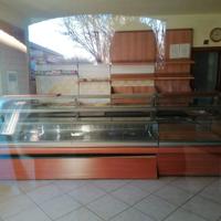 Bancone refrigerato + scaffalatura negozio aliment