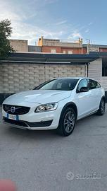 Volvo V60 Cross Country D3 – Allestimento Kinetic