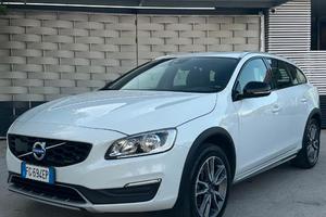 Volvo V60 Cross Country D3 – Allestimento Kinetic