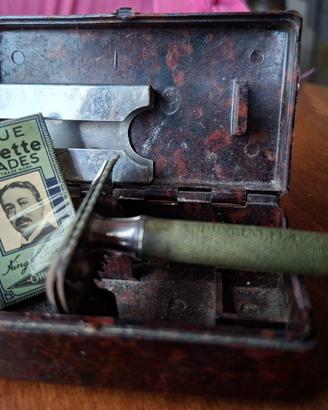 Rasoio Gilette vintage con scatola in bachelite