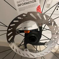 Coppia di copertoni e componenti gravel e strada