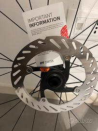 Coppia di copertoni e componenti gravel e strada