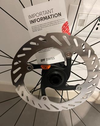 Coppia di copertoni e componenti gravel e strada