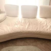 Divano design curvo in pelle bianca