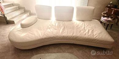 Divano design curvo in pelle bianca