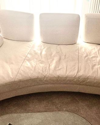 Divano design curvo in pelle bianca