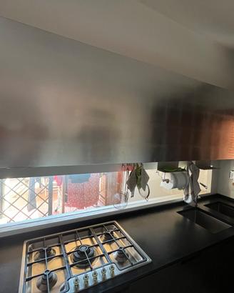 Cucina moderna con elettrodomestici inlusi