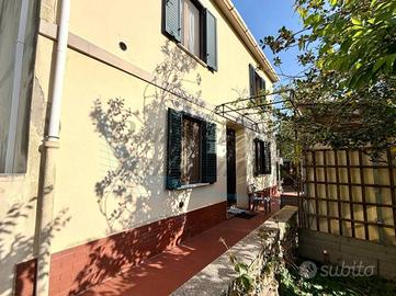 Villa di 130 m² con più di 5 locali e box auto a R