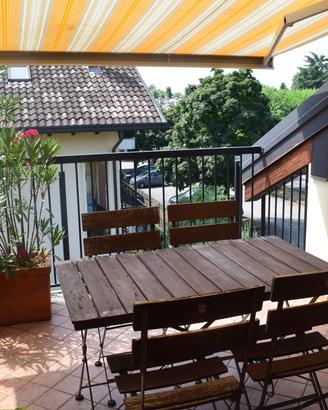 Tavolo con sedia da giardino