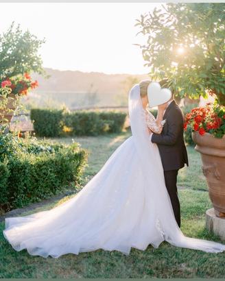 Abito da sposa elegante con velo lungo