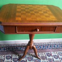 Tavolino in legno con scacchiera intarsiata