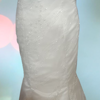 abito da sposa in pizzo a sirena ricamato