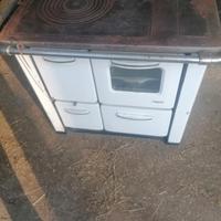 stufa  antica in buone condizioni da vedere