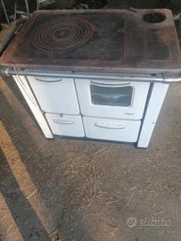 stufa  antica in buone condizioni da vedere