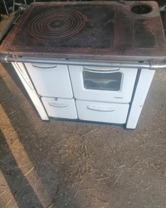 stufa  antica in buone condizioni da vedere