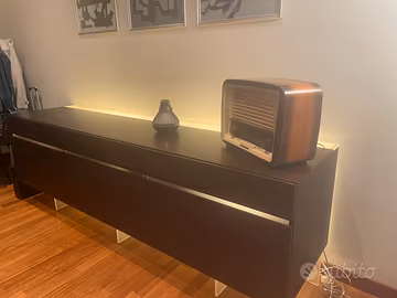 Splendida madia oggetto pregiato di design