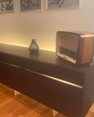 Splendida madia oggetto pregiato di design