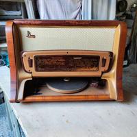 Radio d'epoca con giradischi 