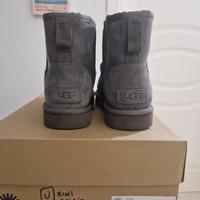 Mini ugg rubber logo