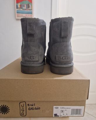 Mini ugg rubber logo
