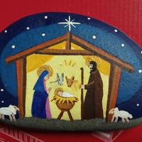 Presepe dipinto a mano su sasso . mis 13 x 9   