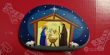 Presepe dipinto a mano su sasso . mis 13 x 9   