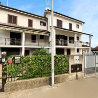 VILLA A SCHIERA CENTRALE A PESCHIERA BORROMEO