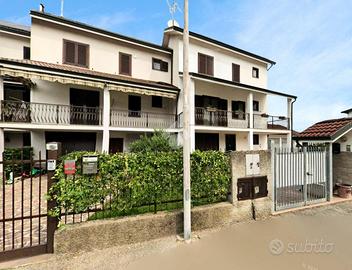 VILLA A SCHIERA CENTRALE A PESCHIERA BORROMEO