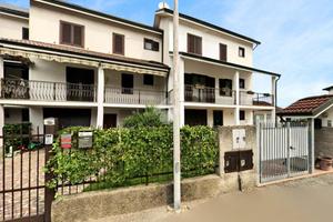 VILLA A SCHIERA CENTRALE A PESCHIERA BORROMEO