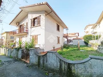 CASA SEMINDIPENDENTE A MONTECATINI-TERME