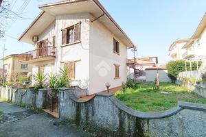 CASA SEMINDIPENDENTE A MONTECATINI-TERME