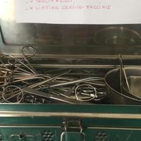 Attrezzatura e ferri chirurgici fatti a mano