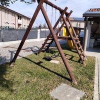 altalena con struttura e scivolo 
