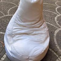 pouf sedia in ecopelle bianco con poggiapiedi