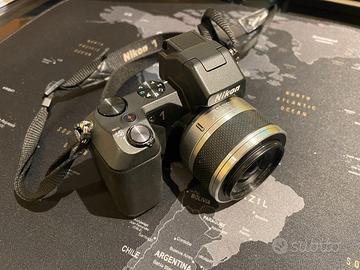 Nikon V2 con ottica 10-30 e custodia. Perfetta