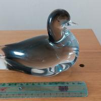 statuina di volatile in vetro grigio