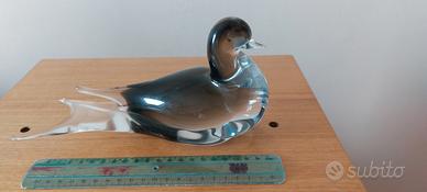 statuina di volatile in vetro grigio