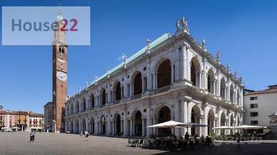 NEGOZIO VETRINATO su 2 livelli in ZONA PIAZZA DEI