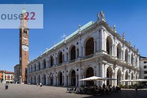 NEGOZIO VETRINATO su 2 livelli in ZONA PIAZZA DEI