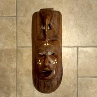 Maschera in legno intagliata a mano 