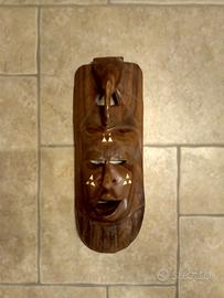Maschera in legno intagliata a mano 