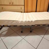 Letto pieghevole con materasso.