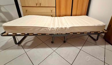 Letto pieghevole con materasso.