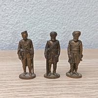 Set di tre figure di soldatini in metallo, ispirat