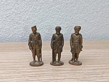 Set di tre figure di soldatini in metallo, ispirat