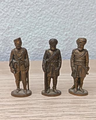 Set di tre figure di soldatini in metallo, ispirat